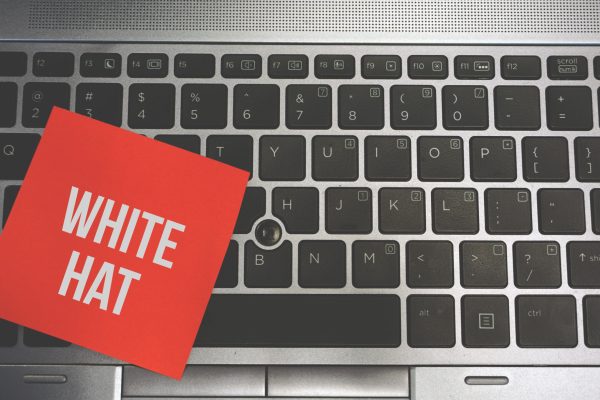 white-hat-hacker-bili-hackeri-scaled.jpg